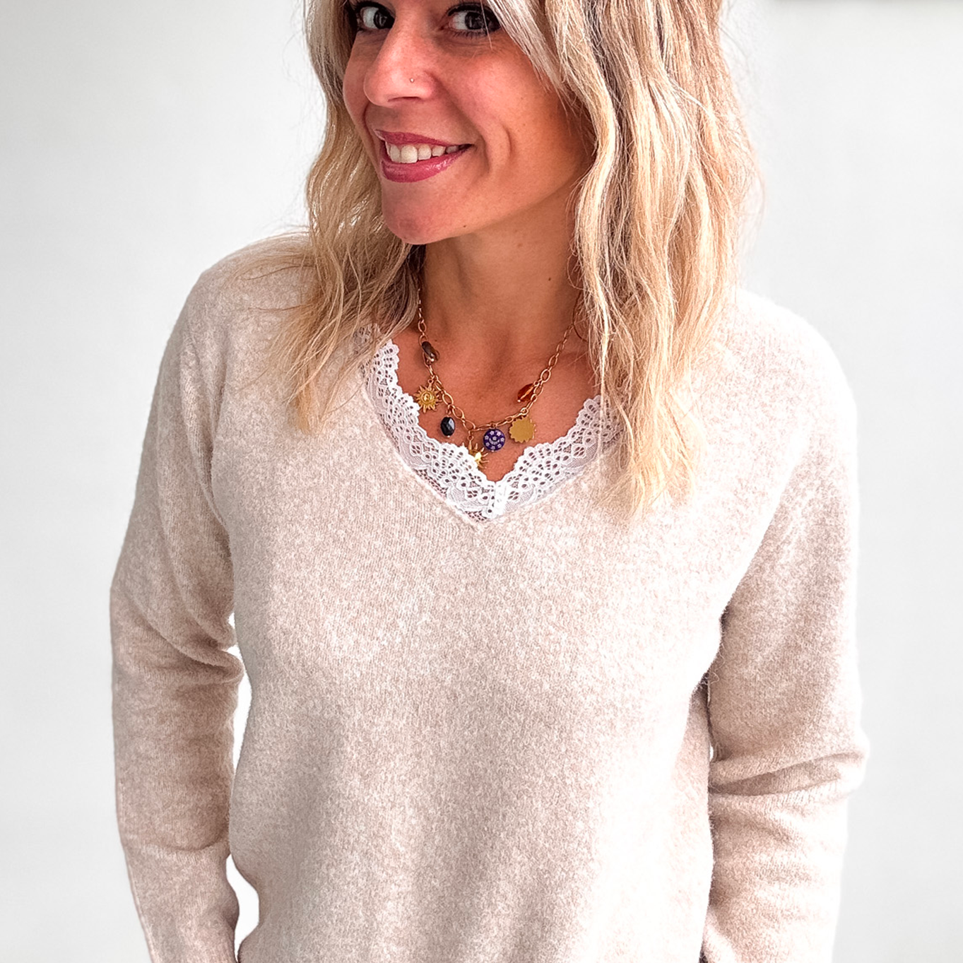 Pull Fin Beige Col V avec Détails en Dentelle