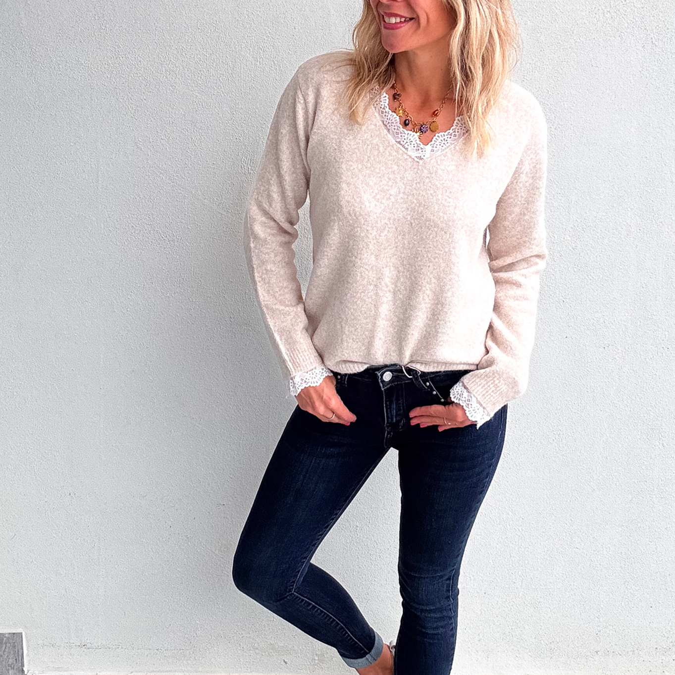 Pull Fin Beige Col V avec Détails en Dentelle