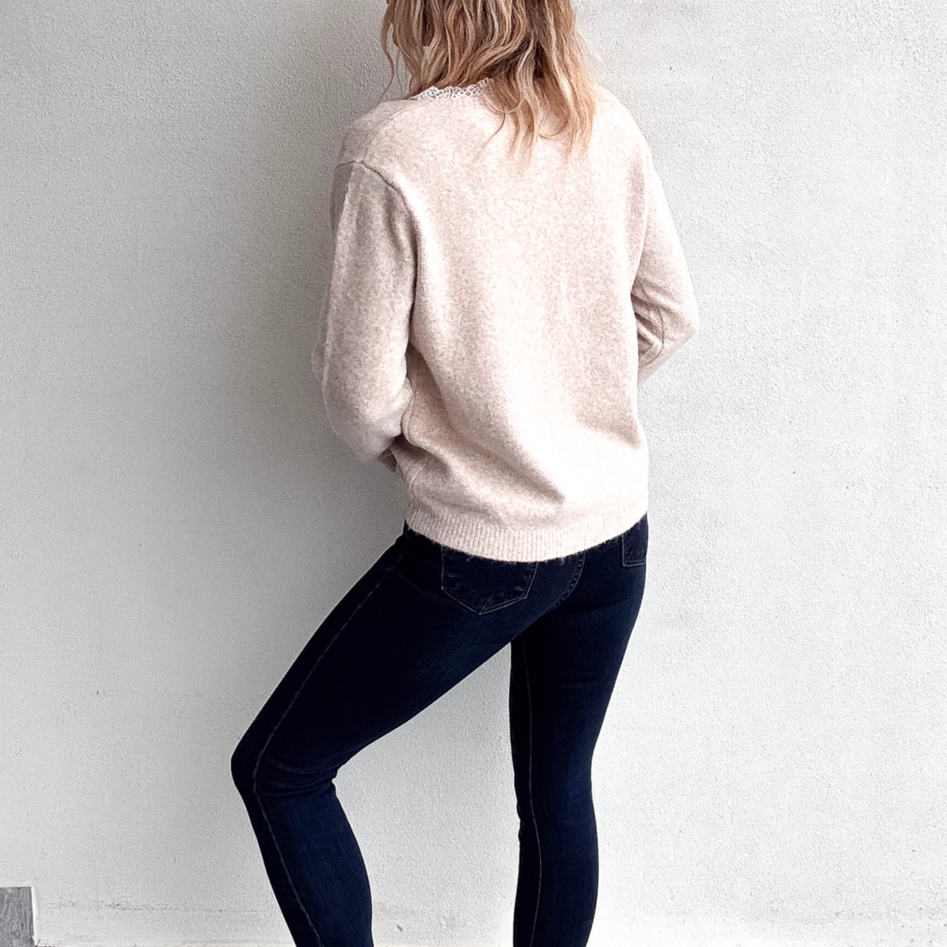 Pull Fin Beige Col V avec Détails en Dentelle