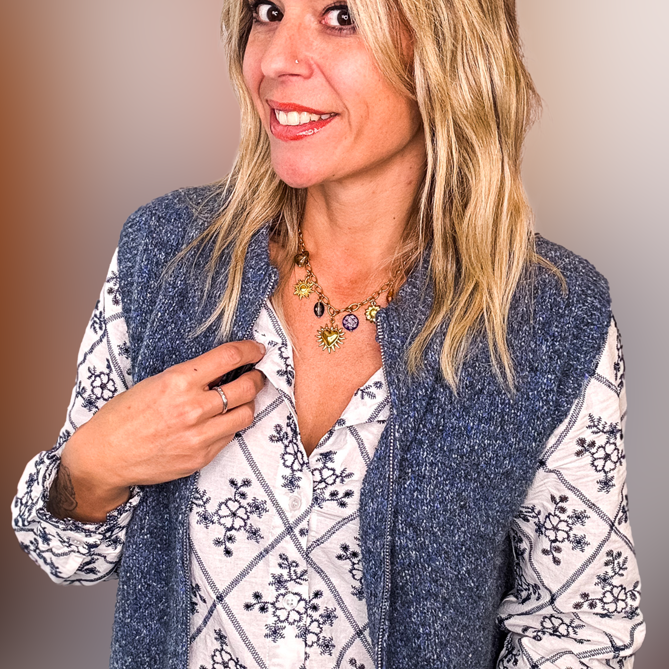 Gilet sans manches zippé bleu chiné en maille, gros plan sur le col et la texture.