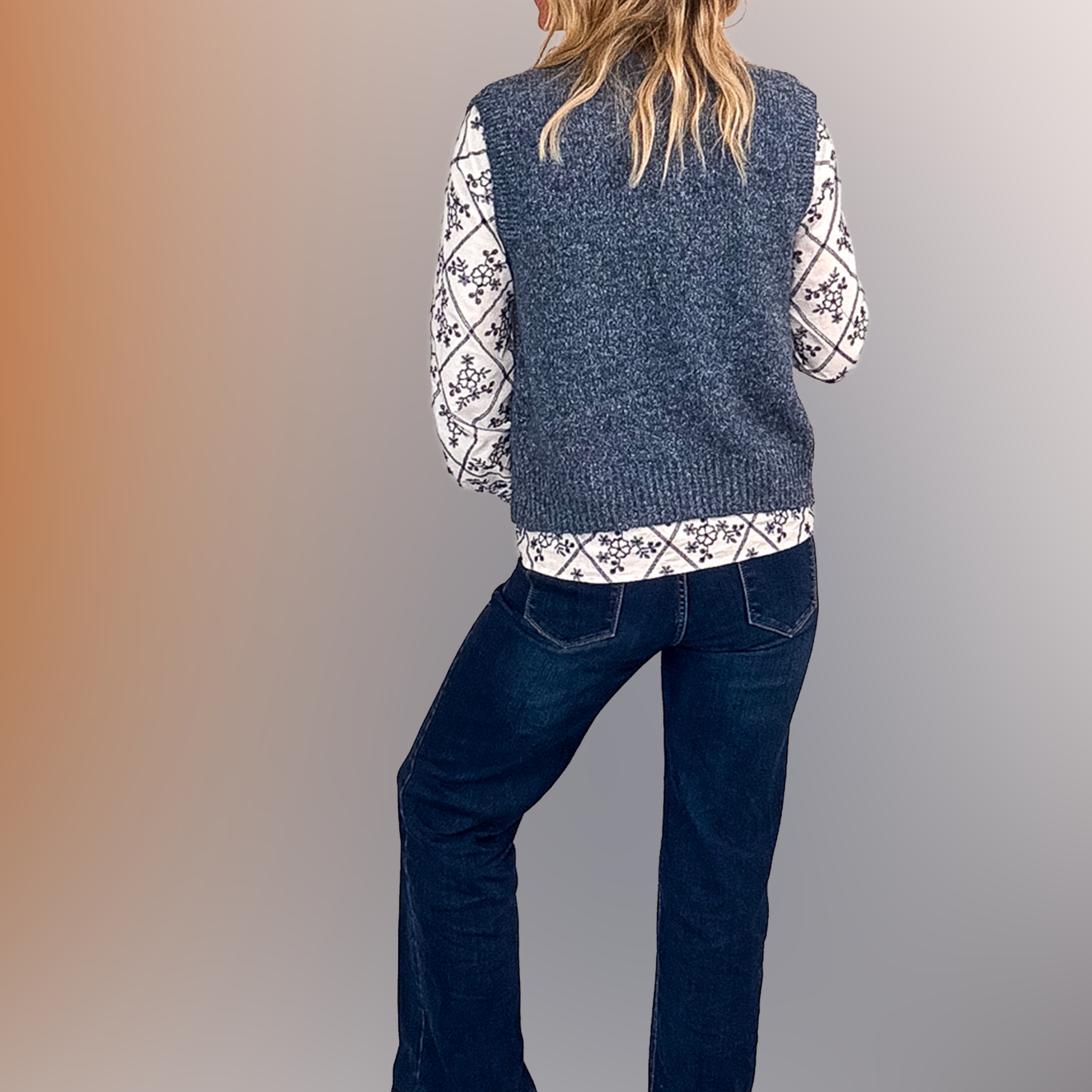 Gilet sans manches zippé bleu chiné en maille, gros plan sur le col et la texture.