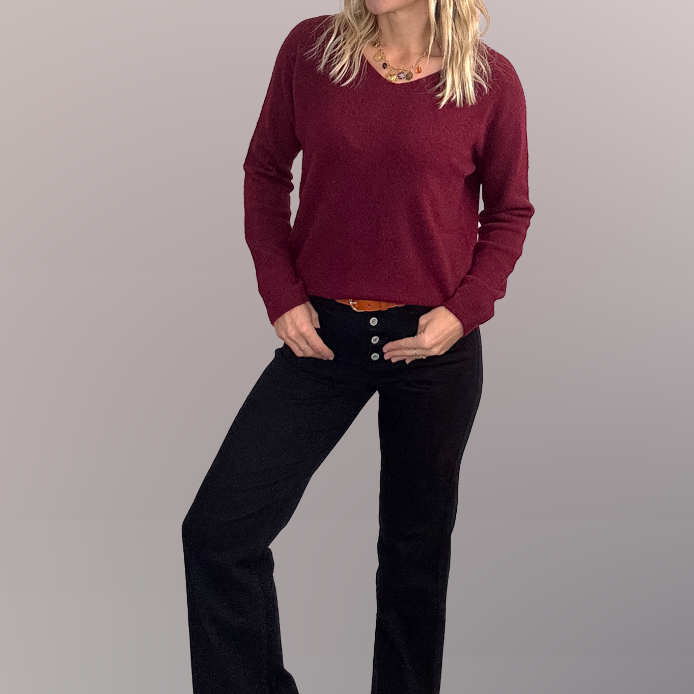 Pull bordeaux col V en maille douce, Taille Unique, porté rentré dans un jean noir taille haute avec une ceinture camel