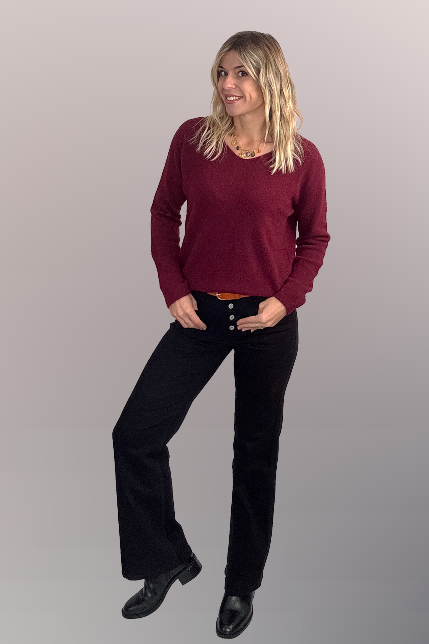 Pull bordeaux col V en maille douce, Taille Unique, porté rentré dans un jean noir taille haute avec une ceinture camel