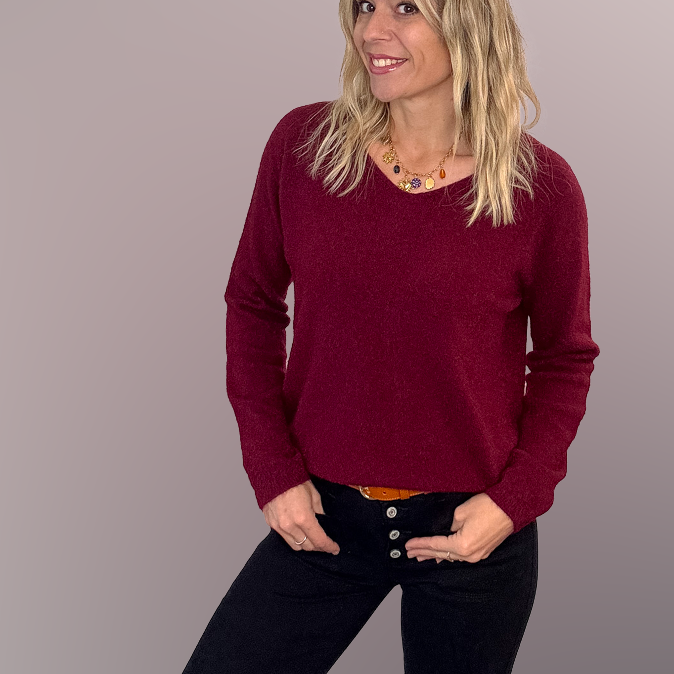 Pull bordeaux col V en maille douce, Taille Unique, porté rentré dans un jean noir taille haute avec une ceinture camel