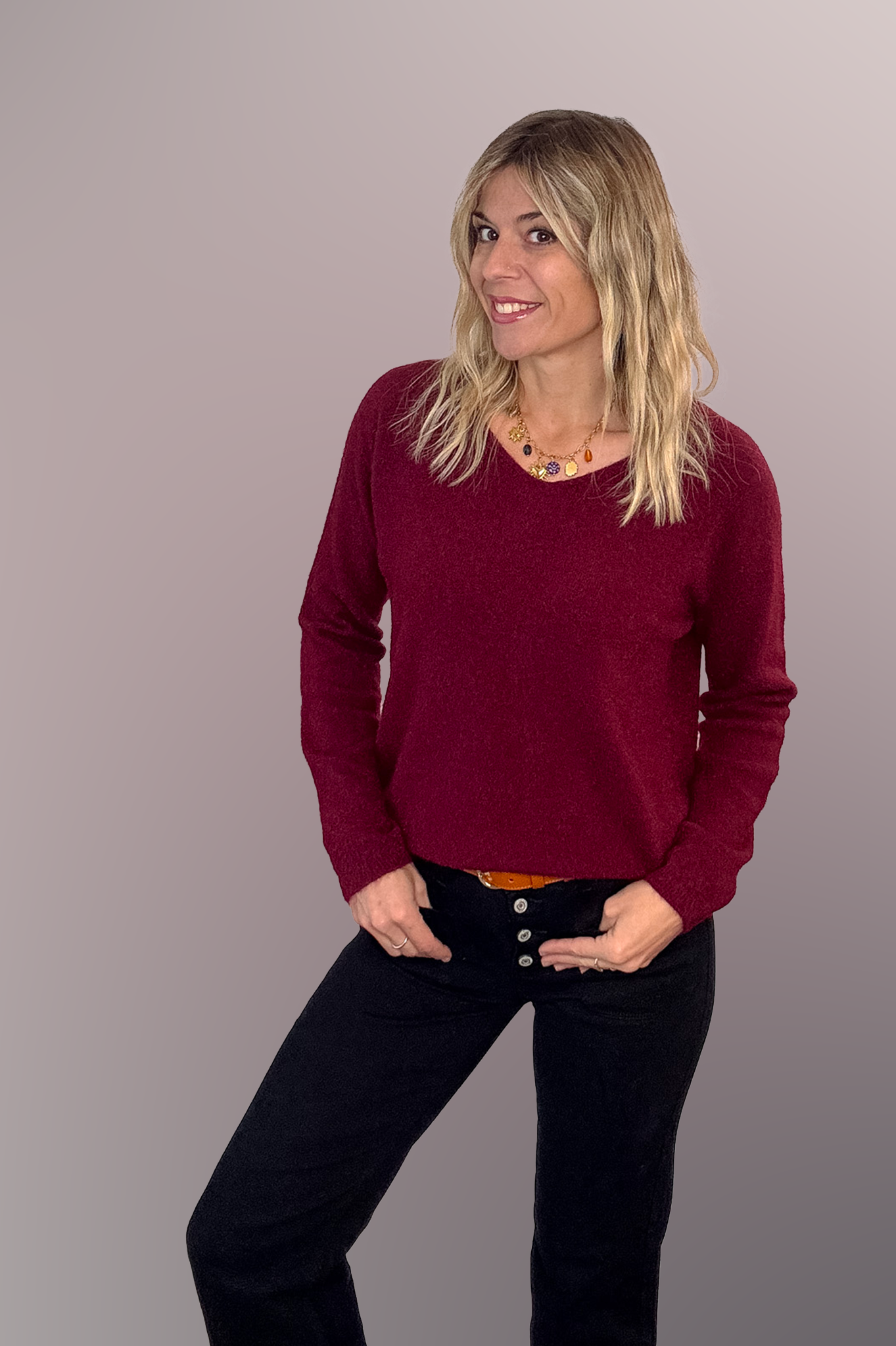 Pull bordeaux col V en maille douce, Taille Unique, porté rentré dans un jean noir taille haute avec une ceinture camel