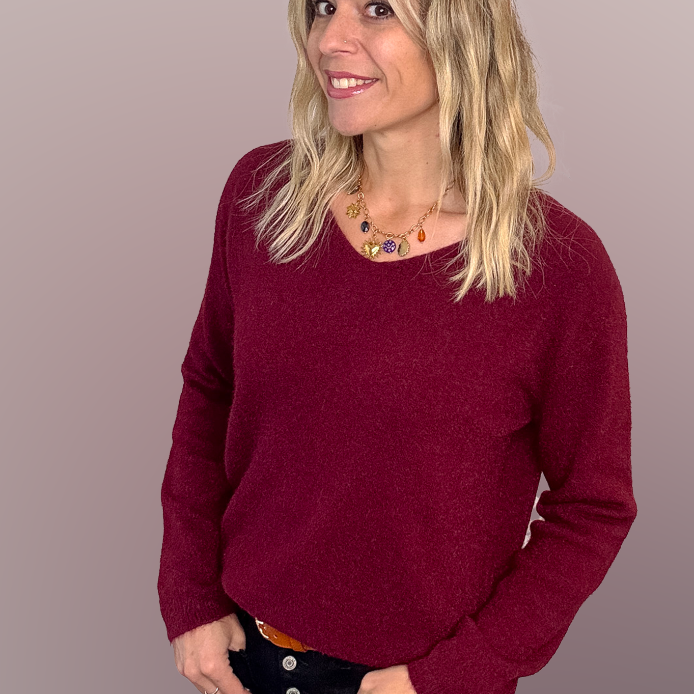 Pull bordeaux col V en maille douce, Taille Unique, porté rentré dans un jean noir taille haute avec une ceinture camel