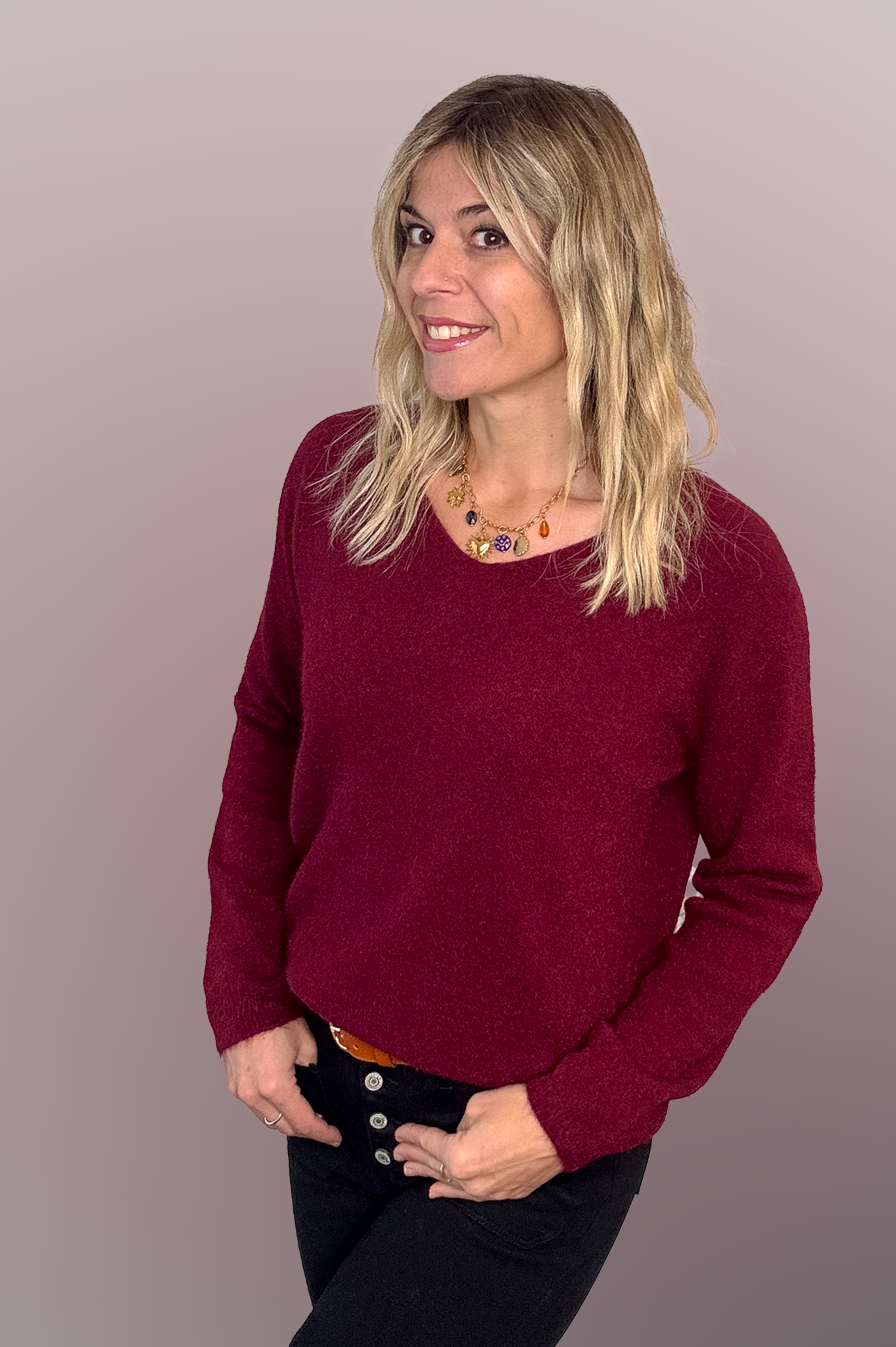 Pull bordeaux col V en maille douce, Taille Unique, porté rentré dans un jean noir taille haute avec une ceinture camel