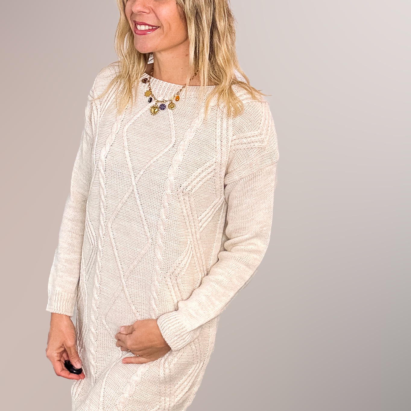 Robe pull courte torsadée couleur écru, portée avec des bottines claires, style d'hiver chic