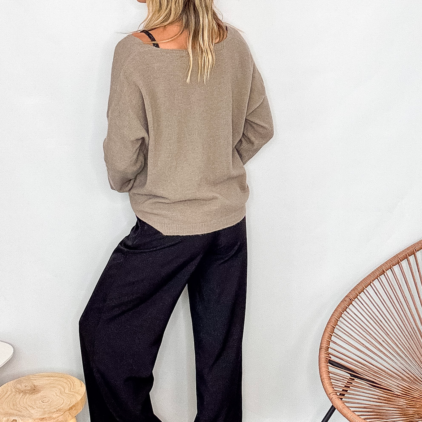 Gilet cardigan taupe maille fine porté rentré dans un pantalon large noir, look chic et confortable.