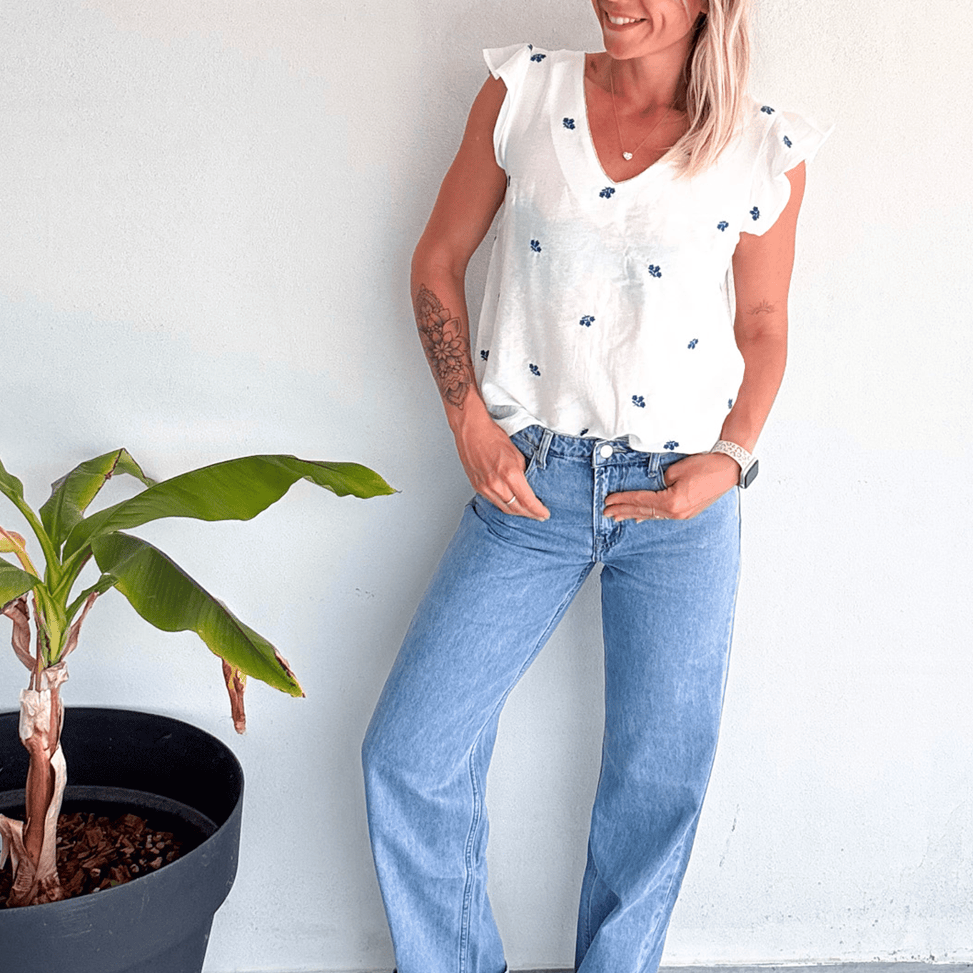 Blouse blanche avec broderie bleu la boutique de lydie