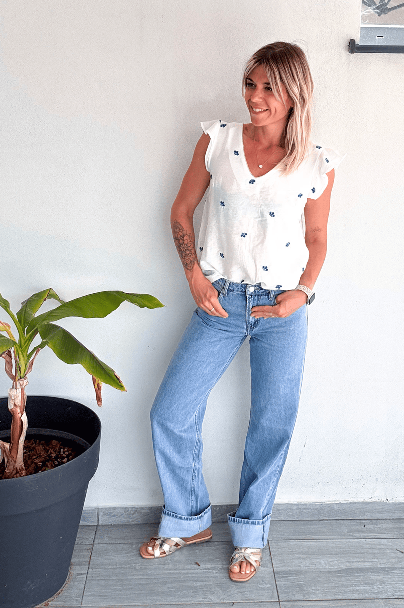 Blouse blanche avec broderie bleu la boutique de lydie