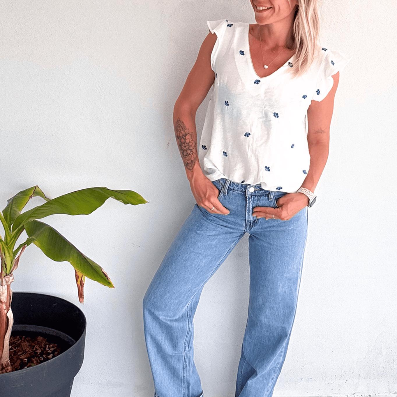 Blouse blanche avec broderie bleu