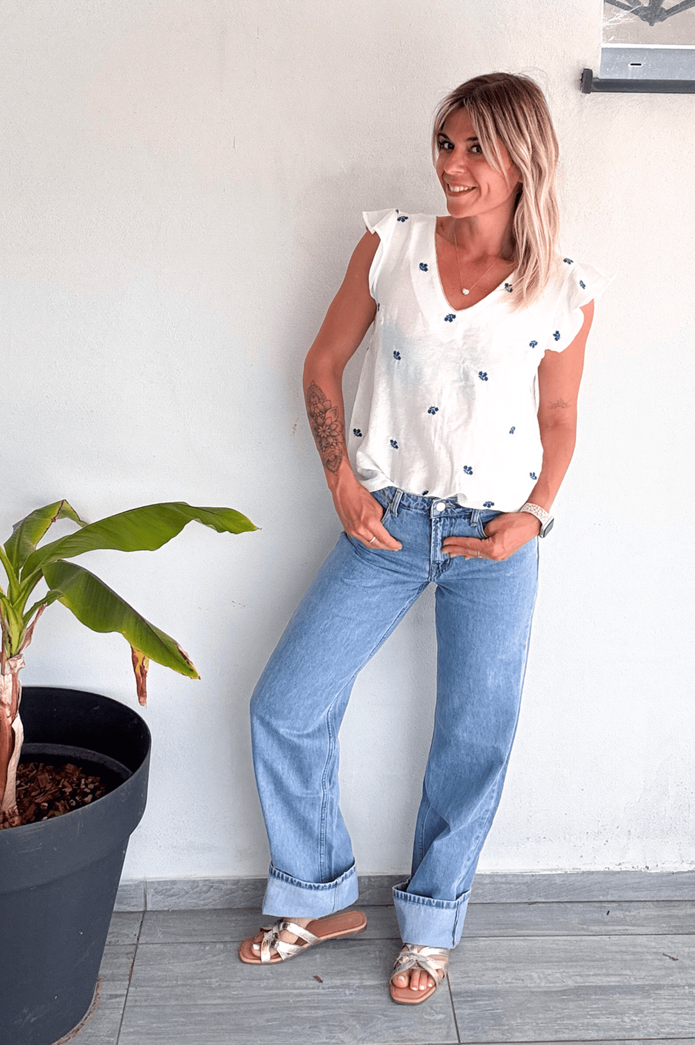 Blouse blanche avec broderie bleu
