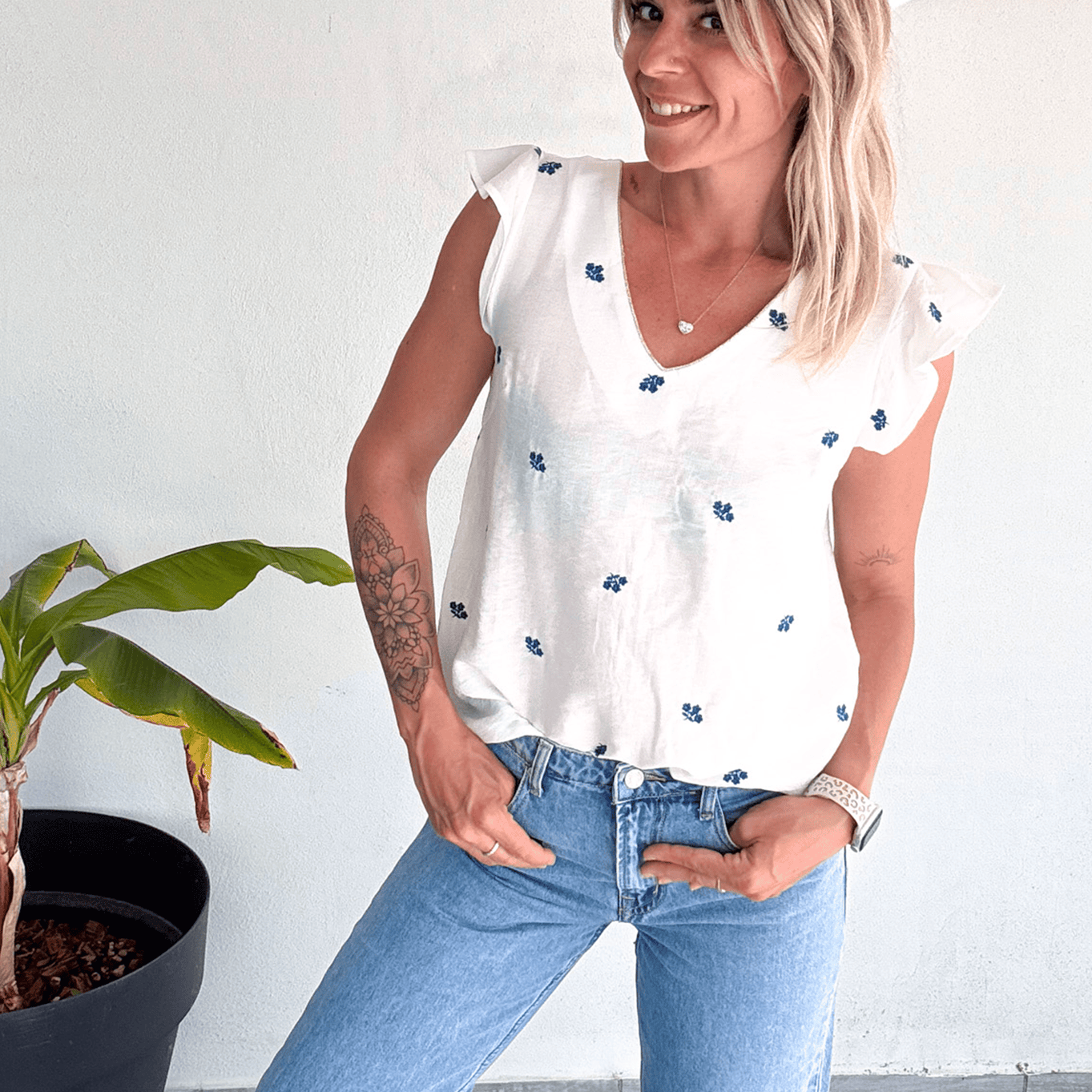 Blouse blanche avec broderie bleu