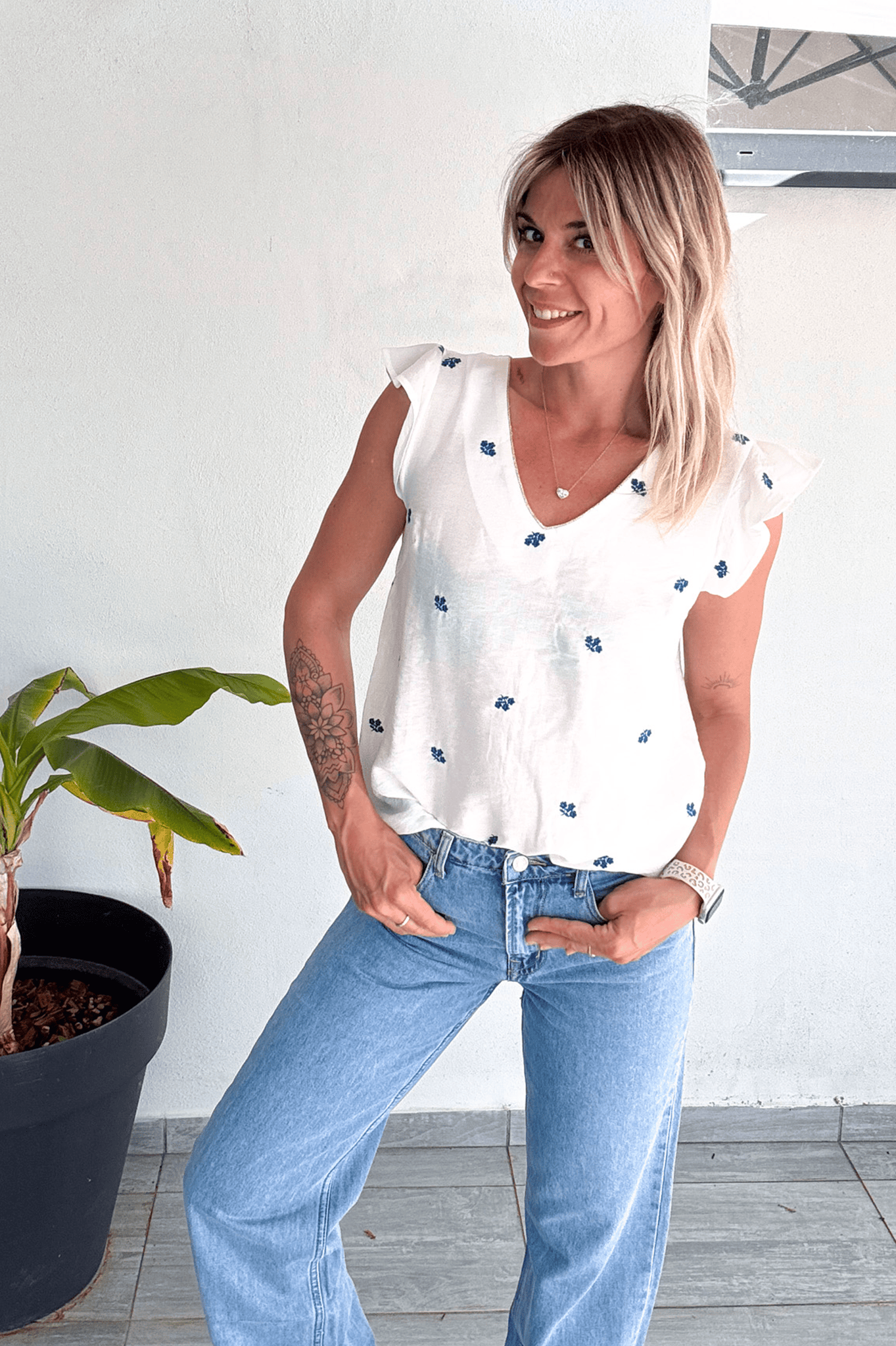 Blouse blanche avec broderie bleu