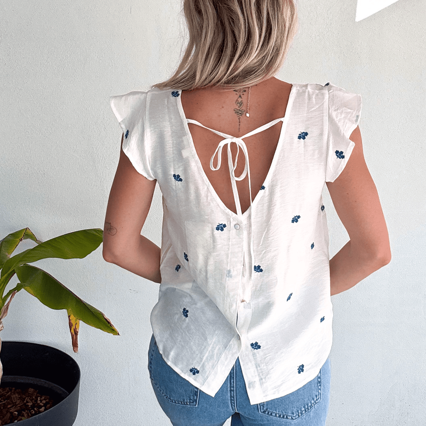Blouse blanche avec broderie bleu