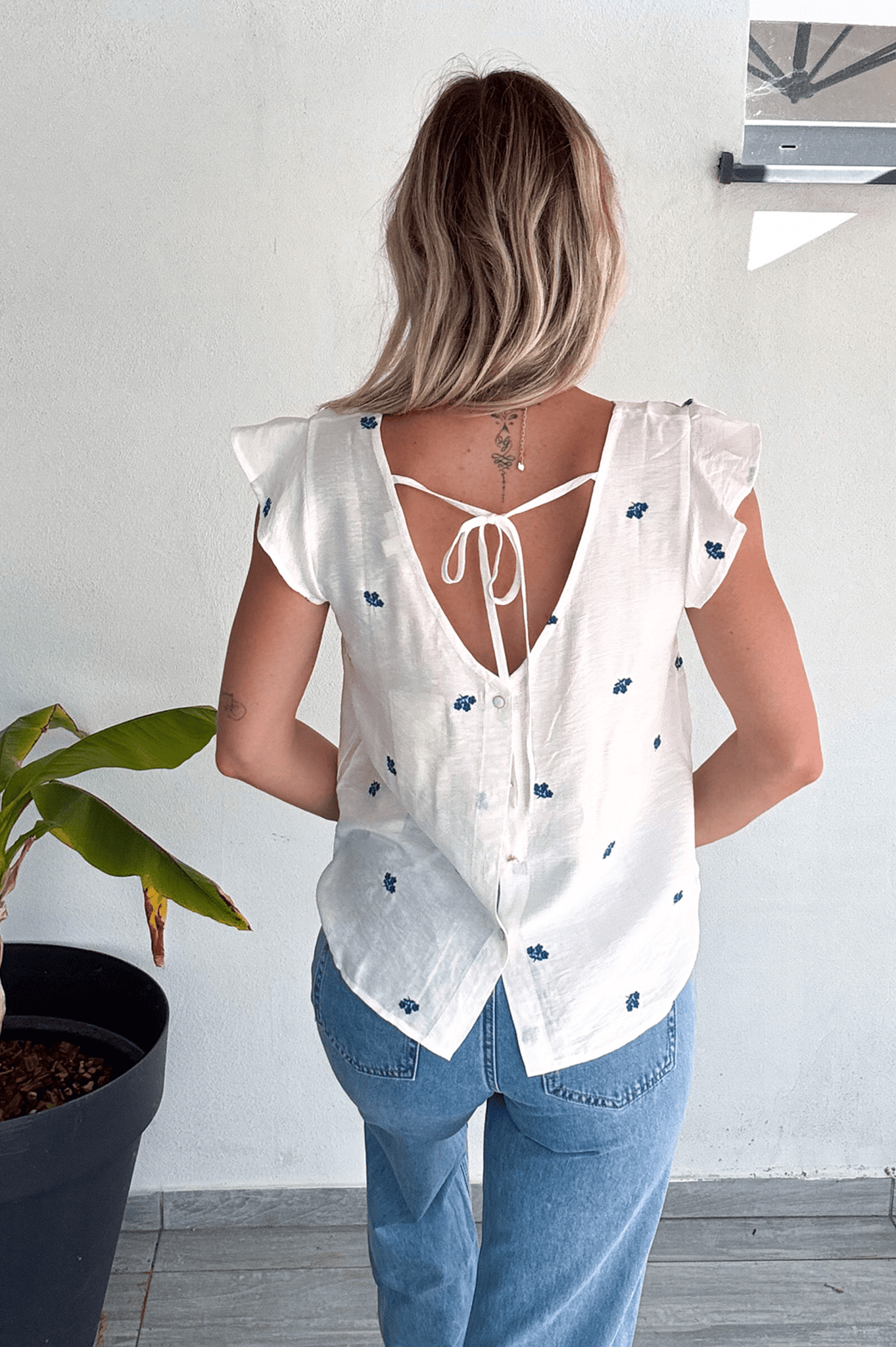 Blouse blanche avec broderie bleu
