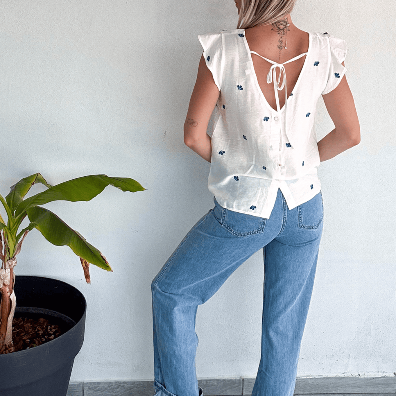 Blouse blanche avec broderie bleu