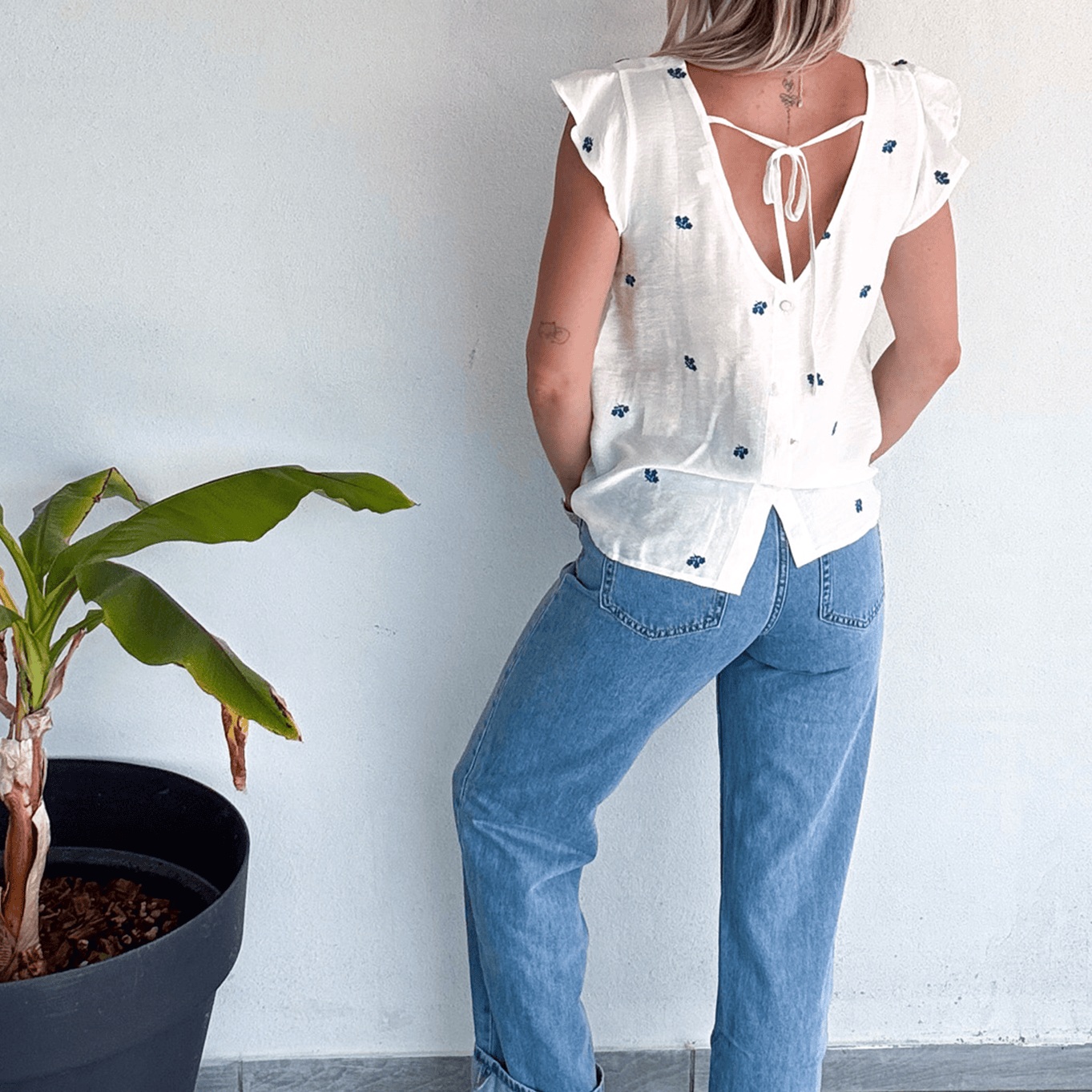 Blouse blanche avec broderie bleu