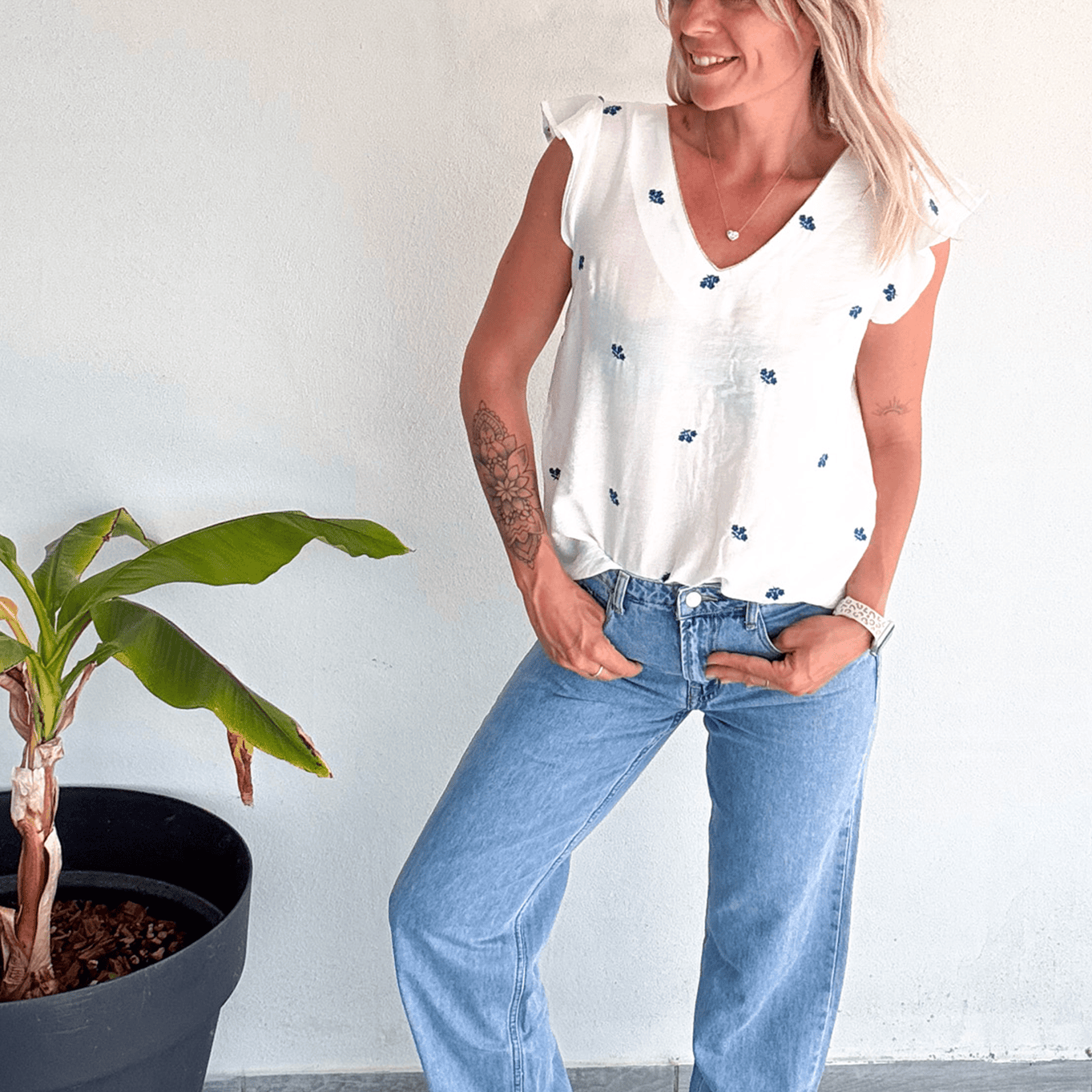 Blouse blanche avec broderie bleu