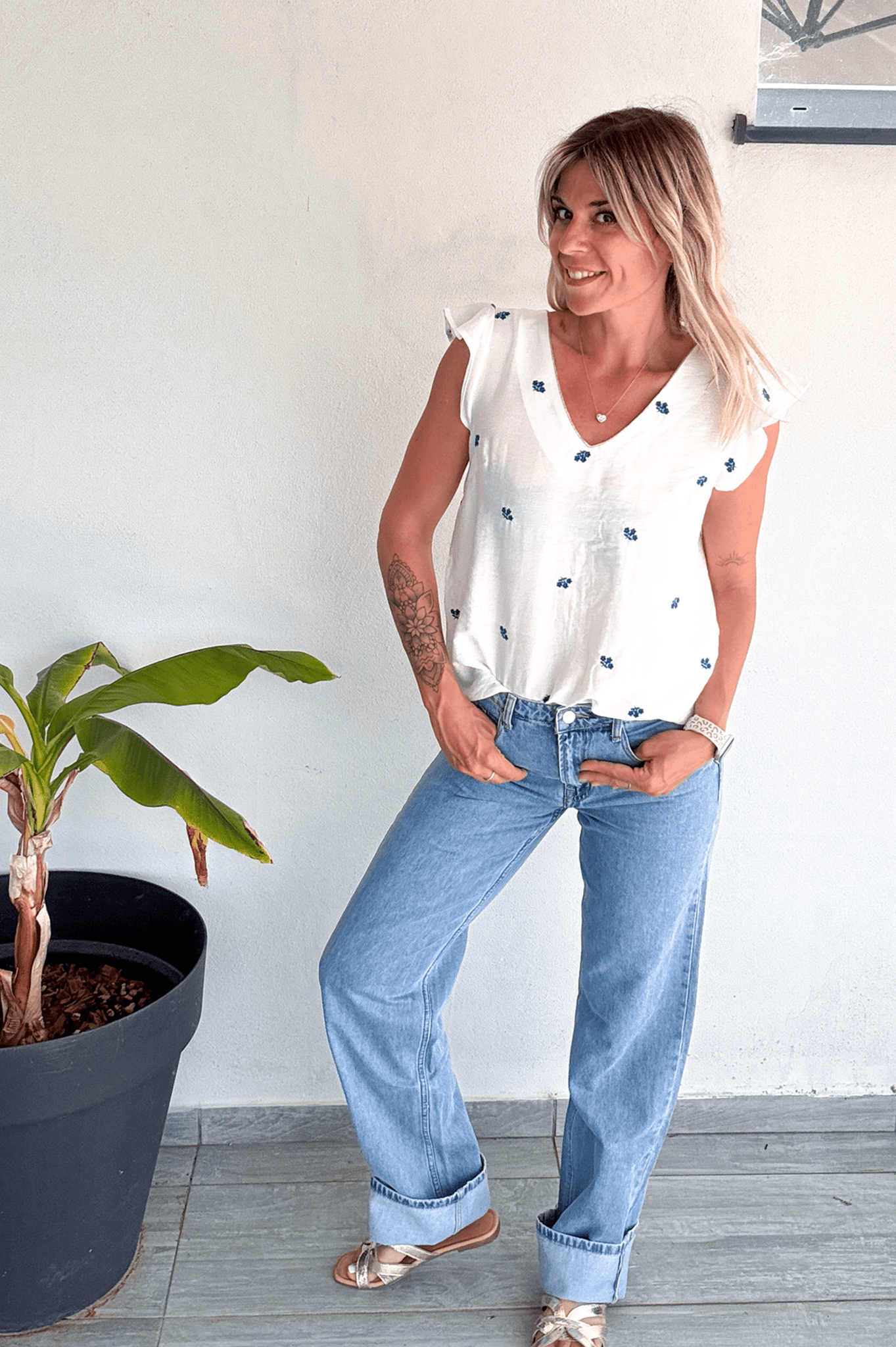 Blouse blanche avec broderie bleu