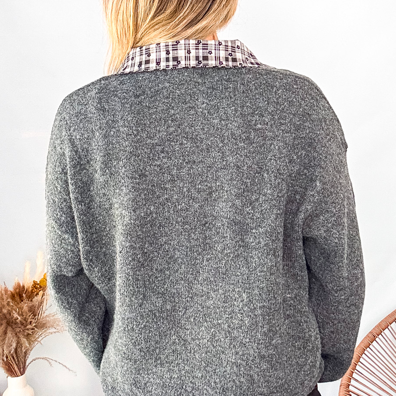 Pull gris chiné avec col en tissu imprimé carreaux,