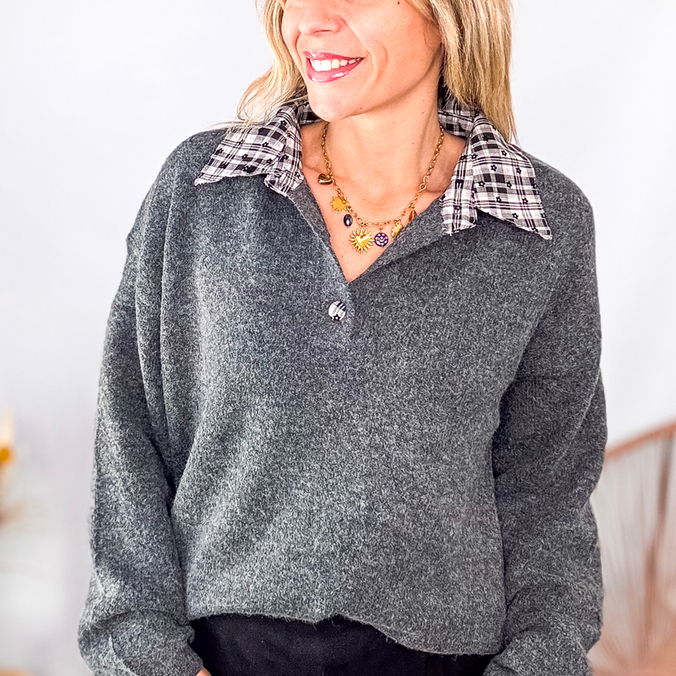 Pull gris chiné avec col en tissu imprimé carreaux,