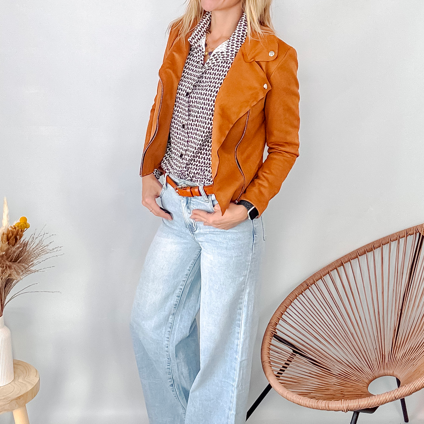 Jean Wide Leg bleu très clair en coton stretch, porté taille haute avec un haut ajusté et des bottes/baskets.