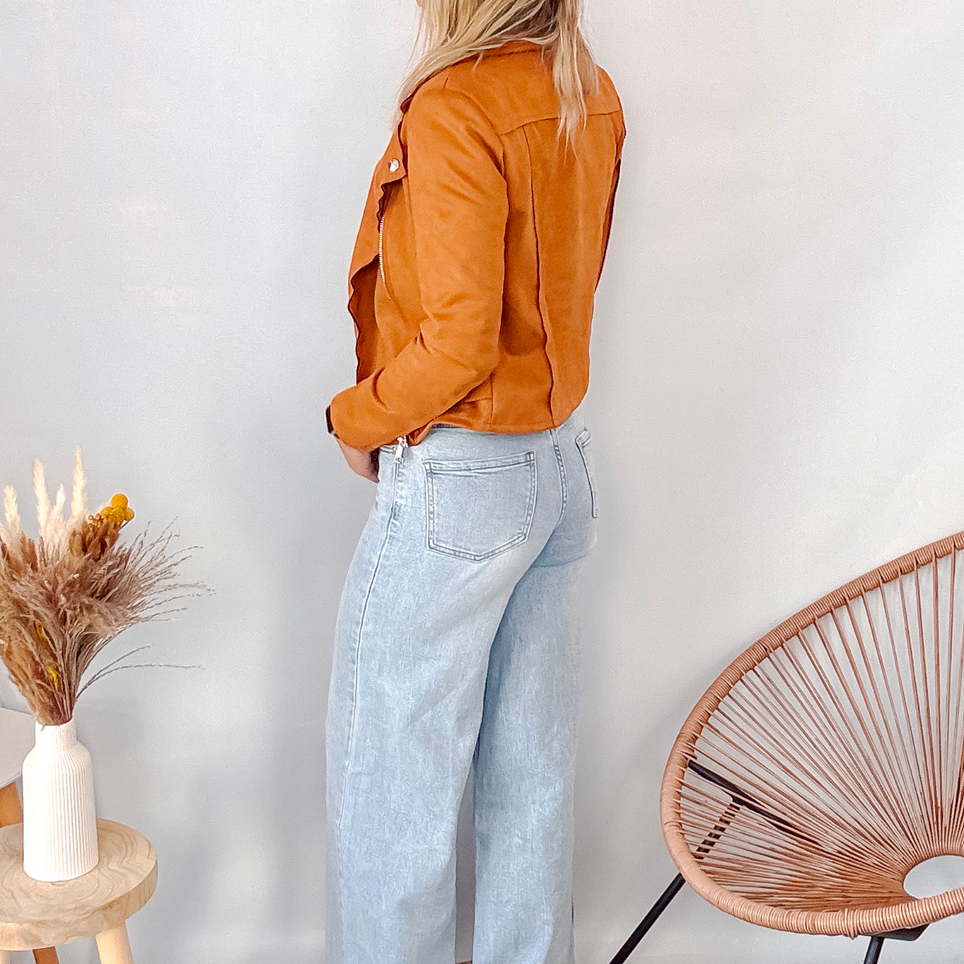 Jean Wide Leg bleu très clair en coton stretch, porté taille haute avec un haut ajusté et des bottes/baskets.