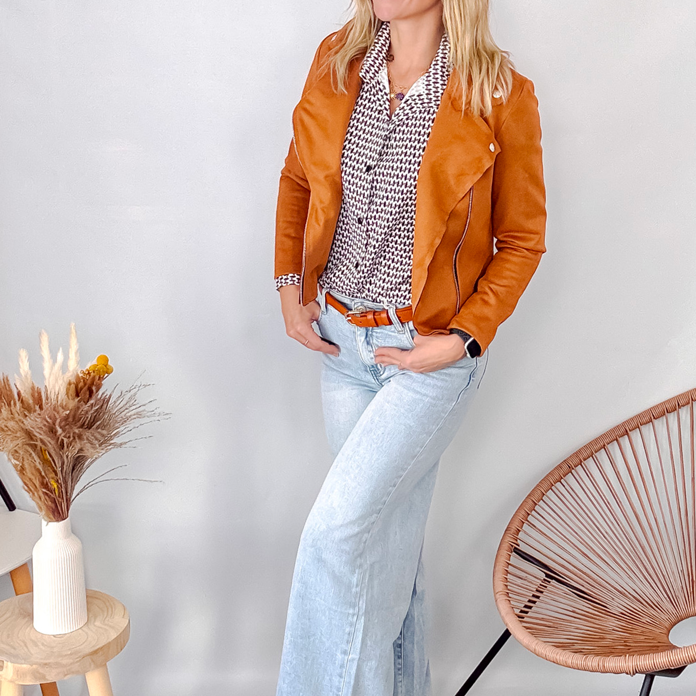 Jean Wide Leg bleu très clair en coton stretch, porté taille haute avec un haut ajusté et des bottes/baskets.