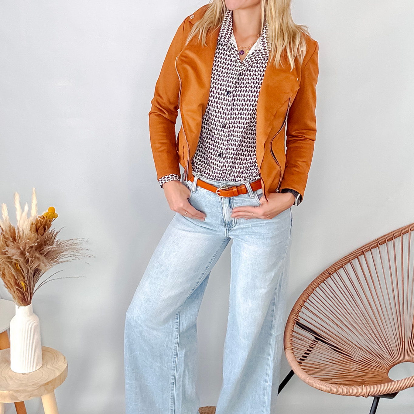 Jean Wide Leg bleu très clair en coton stretch, porté taille haute avec un haut ajusté et des bottes/baskets.