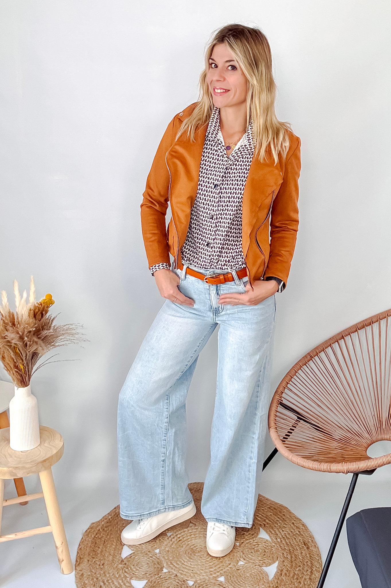 Jean Wide Leg bleu très clair en coton stretch, porté taille haute avec un haut ajusté et des bottes/baskets.