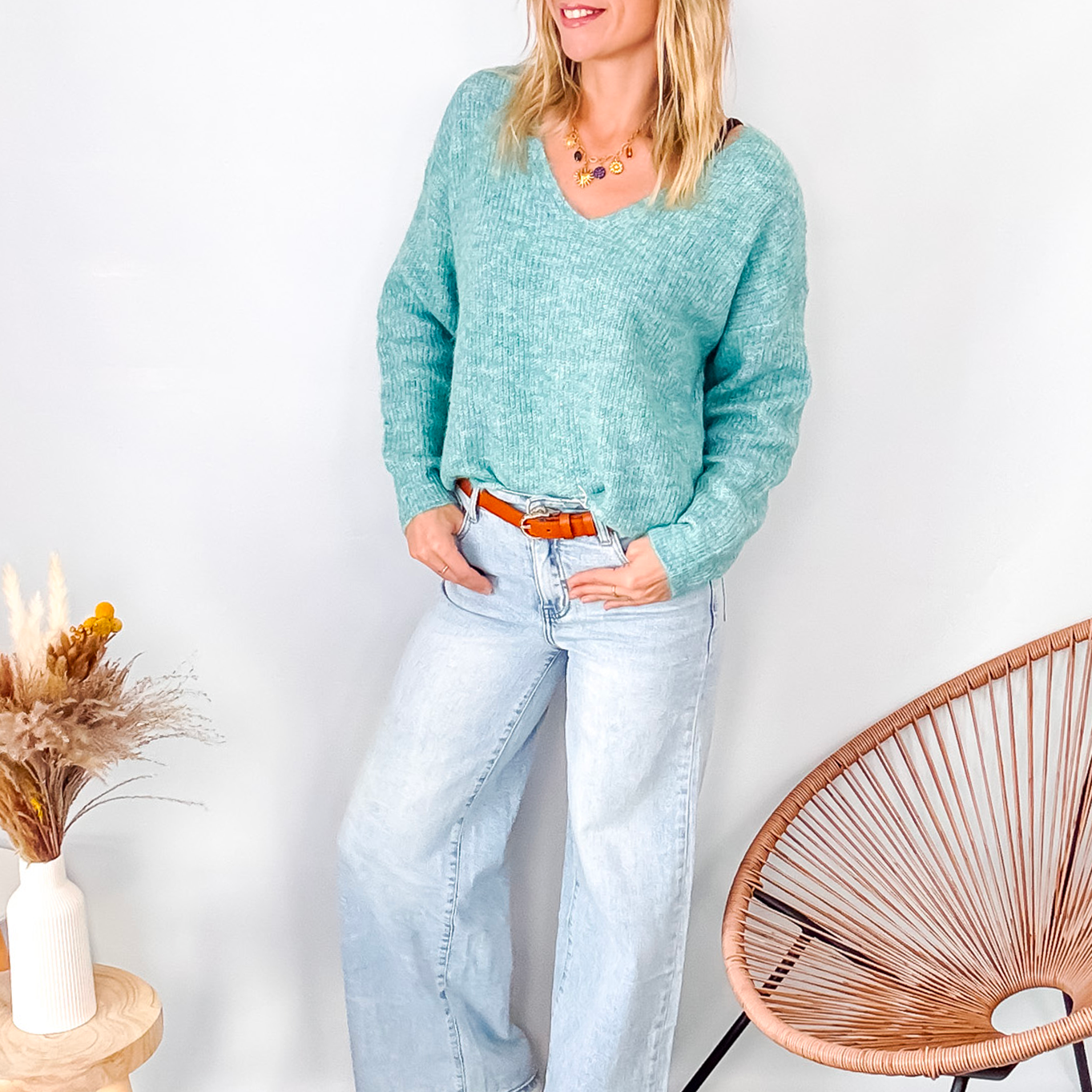 Jean Wide Leg bleu très clair en coton stretch, porté taille haute avec un haut ajusté et des bottes/baskets.