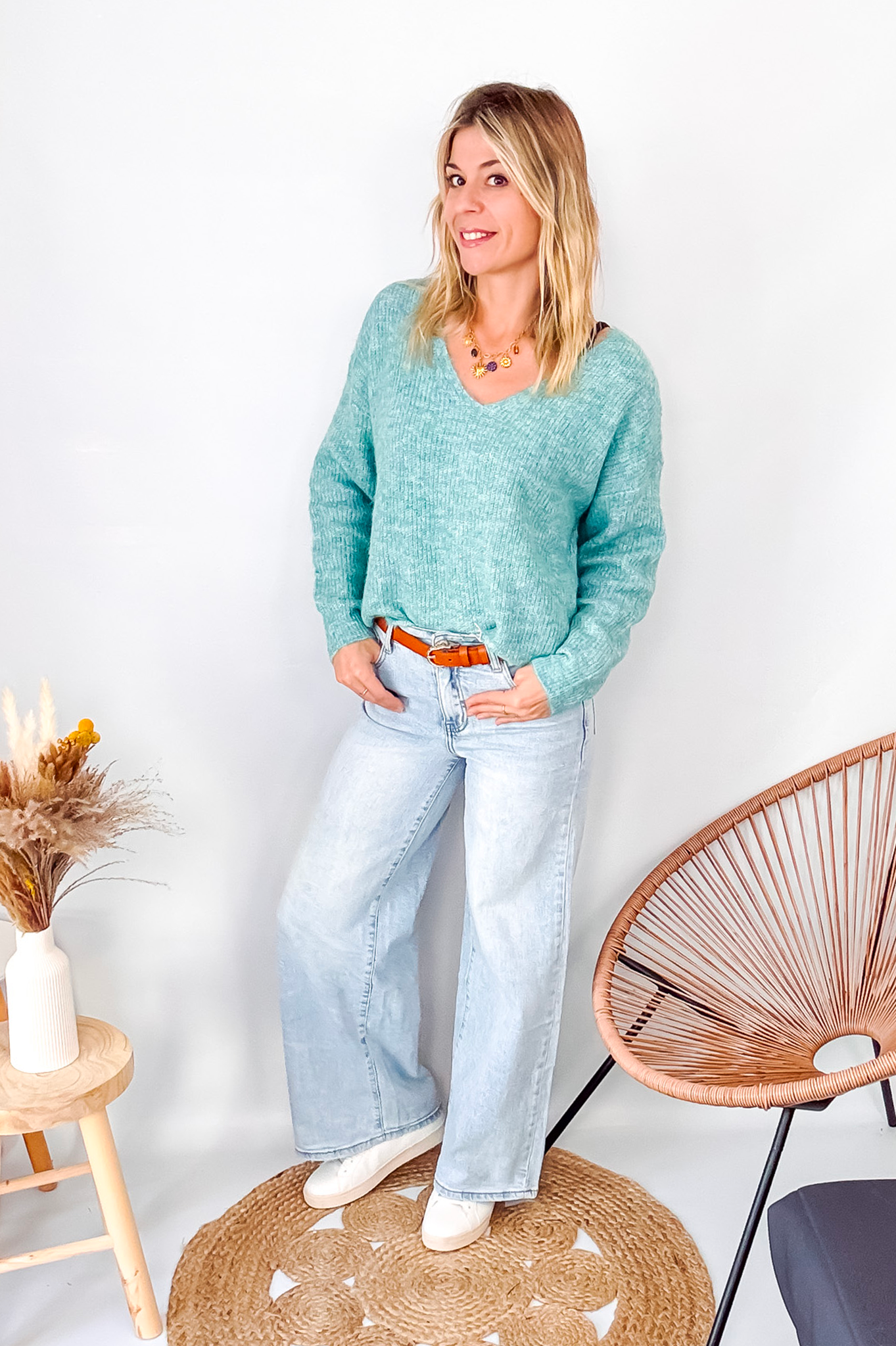 Jean Wide Leg bleu très clair en coton stretch, porté taille haute avec un haut ajusté et des bottes/baskets.