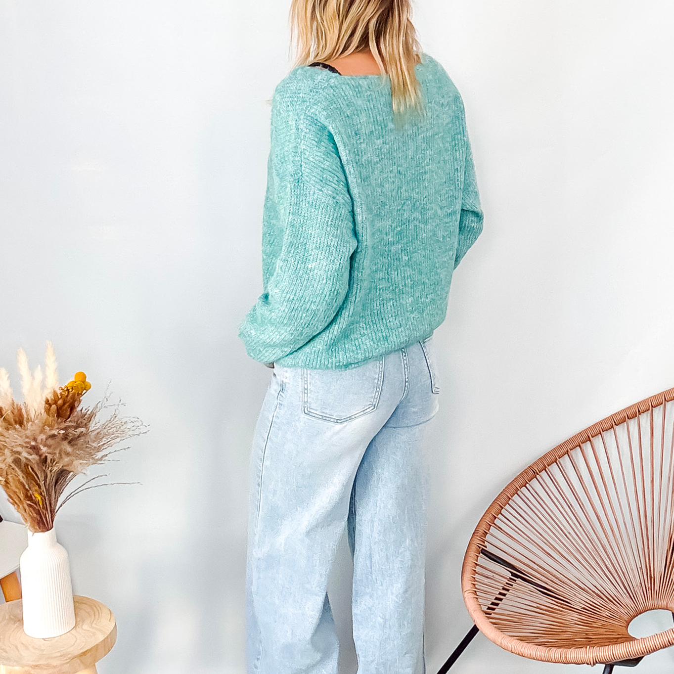 Jean Wide Leg bleu très clair en coton stretch, porté taille haute avec un haut ajusté et des bottes/baskets.