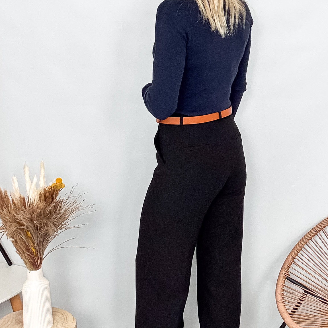 Pull fin bleu marine col rond en maille douce (viscose/acrylique), porté rentré dans un pantalon foncé