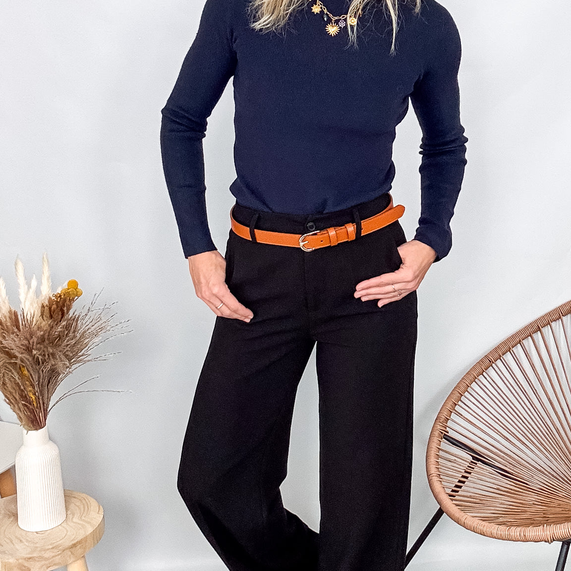 Pull fin bleu marine col rond en maille douce (viscose/acrylique), porté rentré dans un pantalon foncé