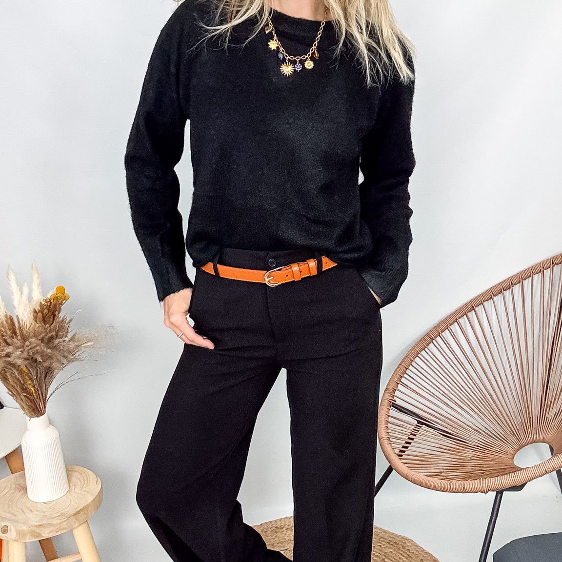 Pull noir court (crop) en maille douce, longueur 49 cm, porté avec un jean taille haute.