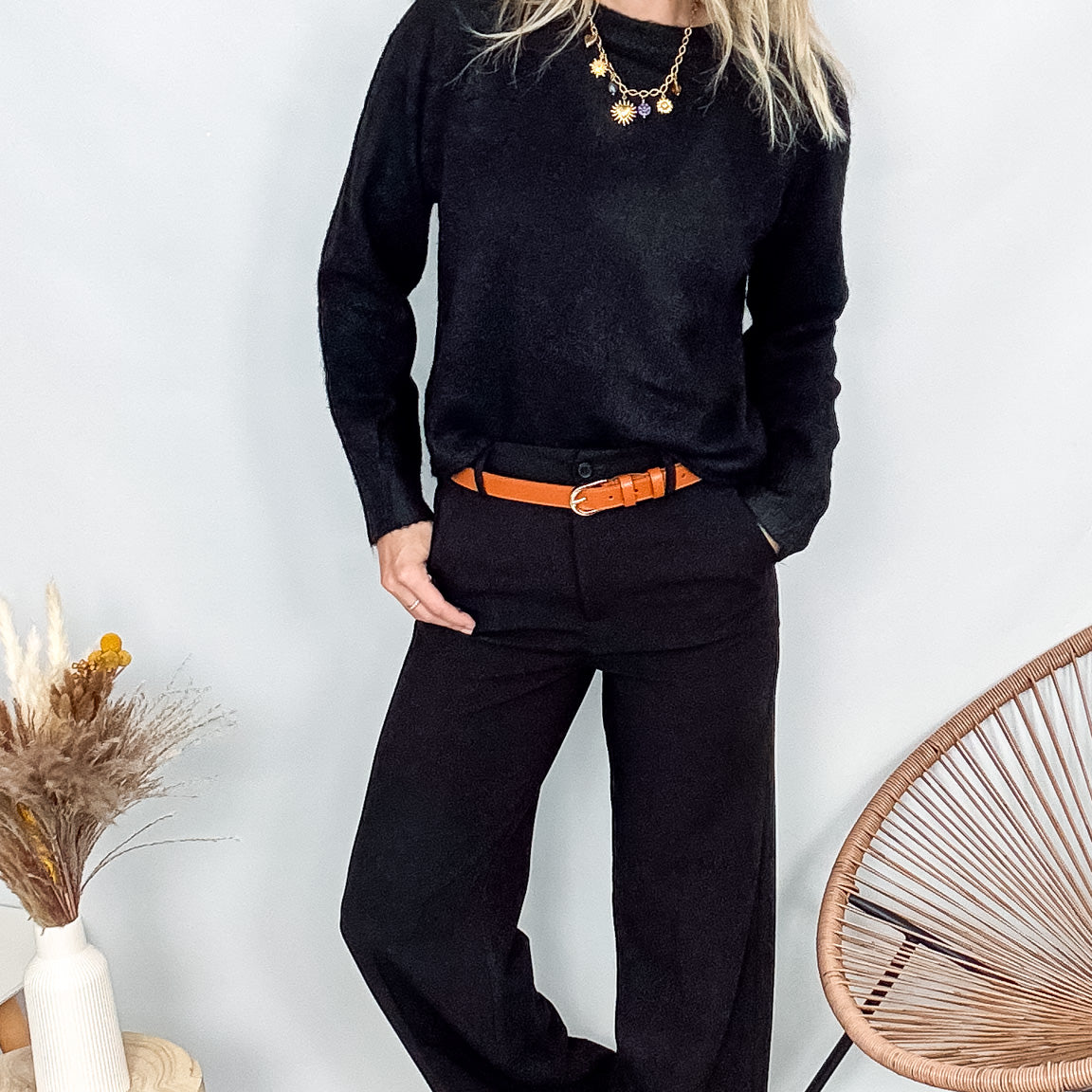 Pull noir court (crop) en maille douce, longueur 49 cm, porté avec un jean taille haute.