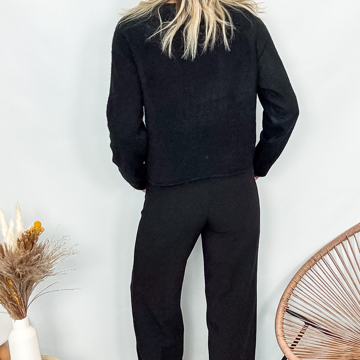 Pull noir court (crop) en maille douce, longueur 49 cm, porté avec un jean taille haute.