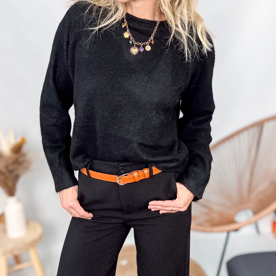 Pull noir court (crop) en maille douce, longueur 49 cm, porté avec un jean taille haute.