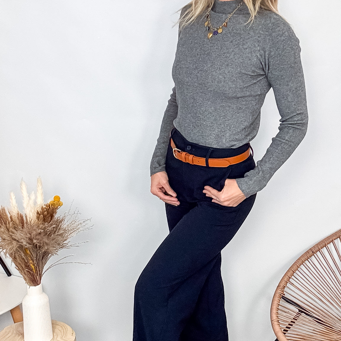 Pantalon tailleur femme bleu marine, coupe droite fluide, matière rayonne stretch, porté sans ceinture.