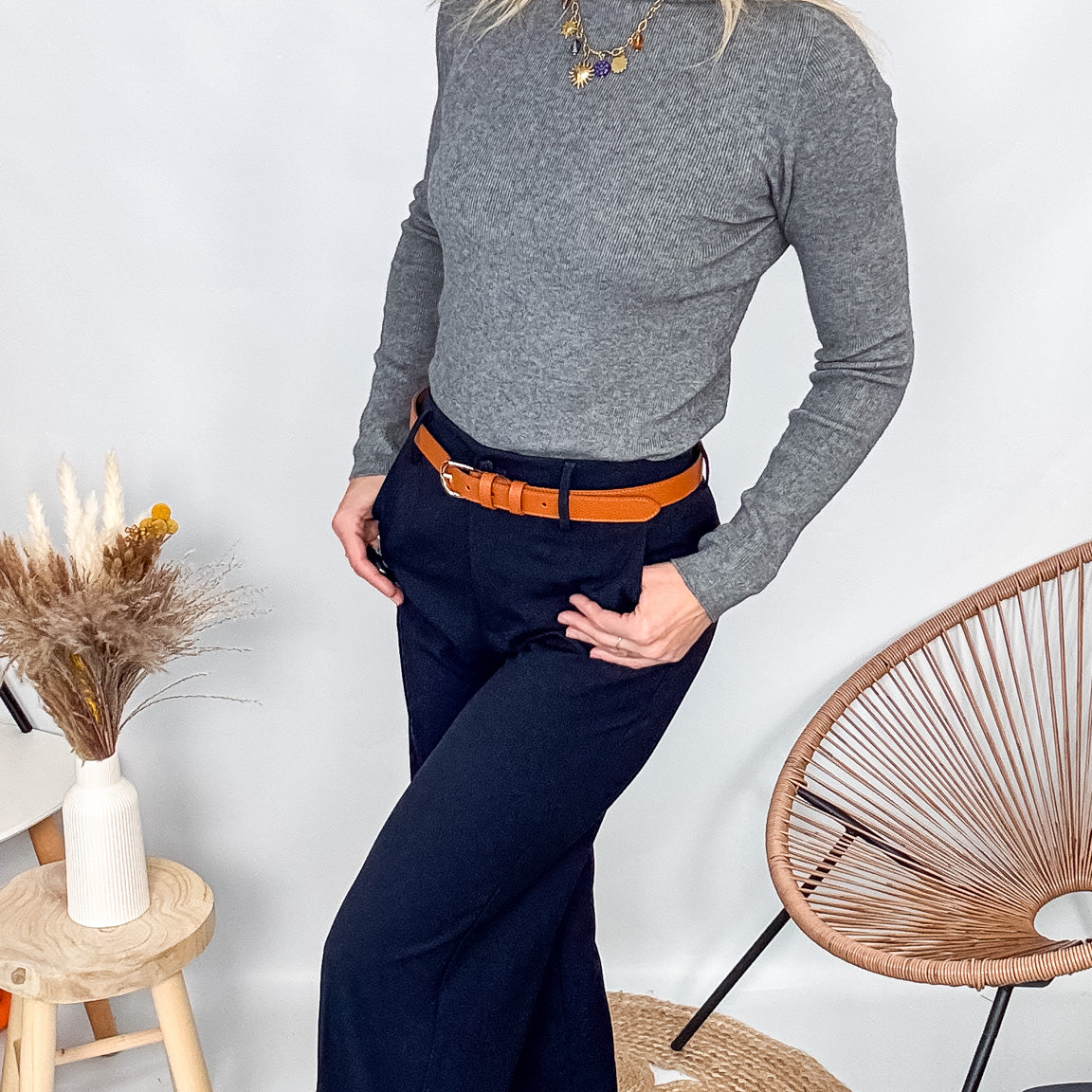 Pantalon tailleur femme bleu marine, coupe droite fluide, matière rayonne stretch, porté sans ceinture.