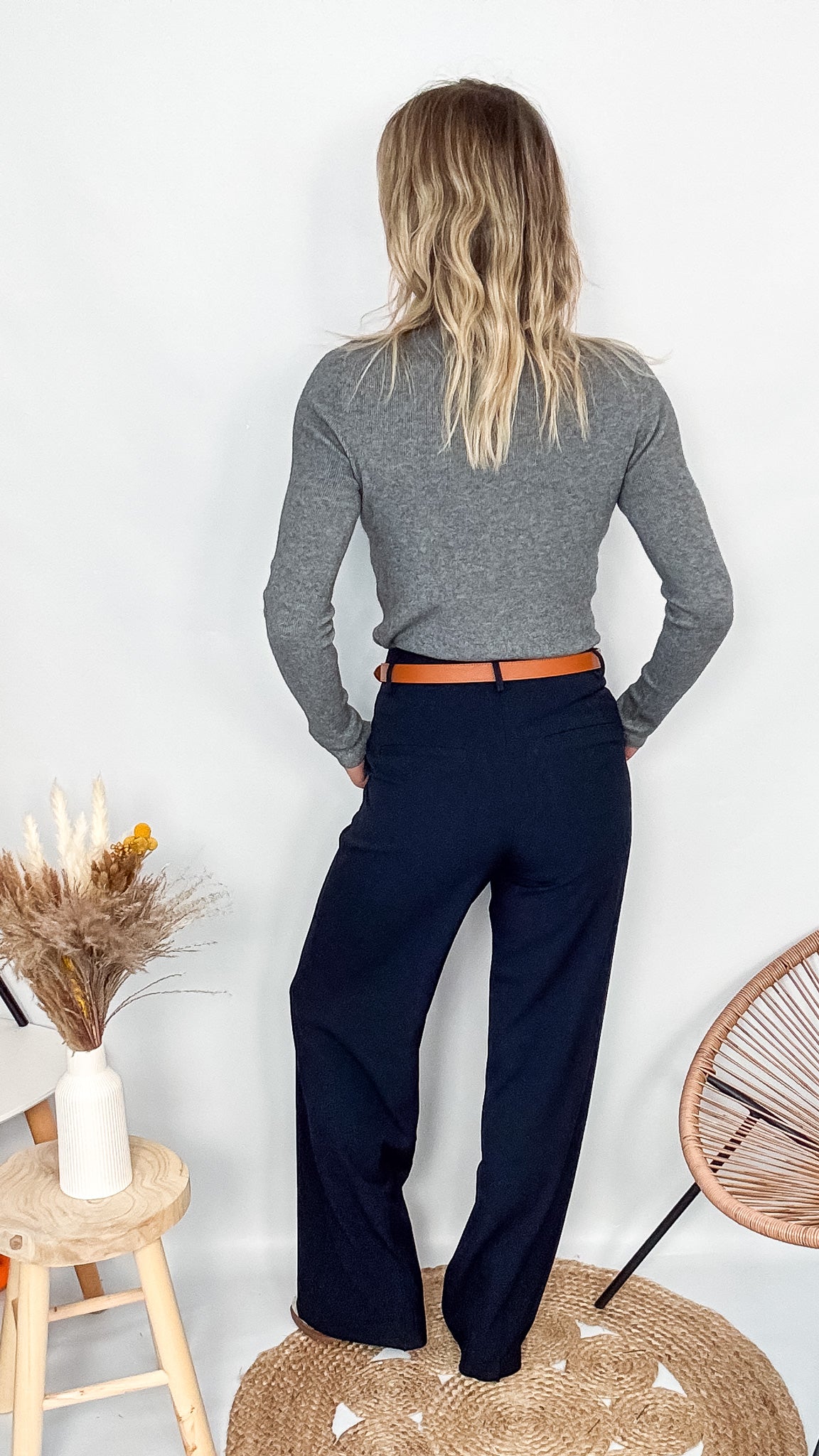 Pantalon tailleur femme bleu marine, coupe droite fluide, matière rayonne stretch, porté sans ceinture.