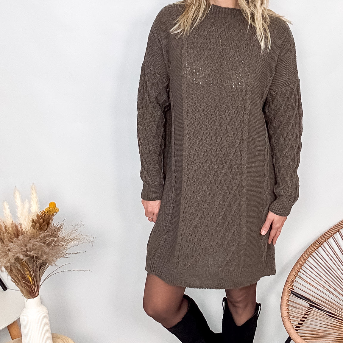 Robe pull maille 100% acrylique , coupe droite, portée avec des bottes d'hiver.