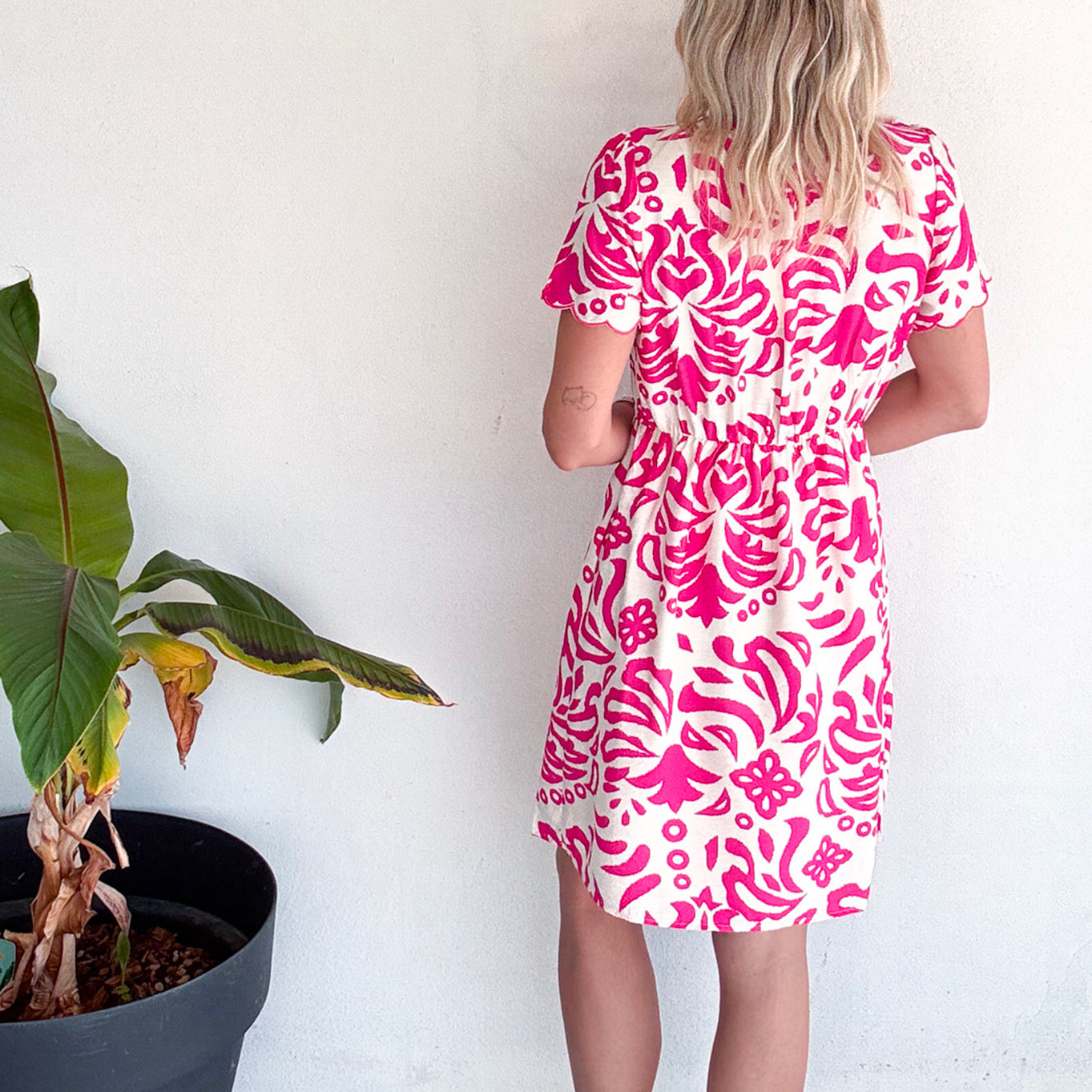 Robe courte écru motifs fuchsia