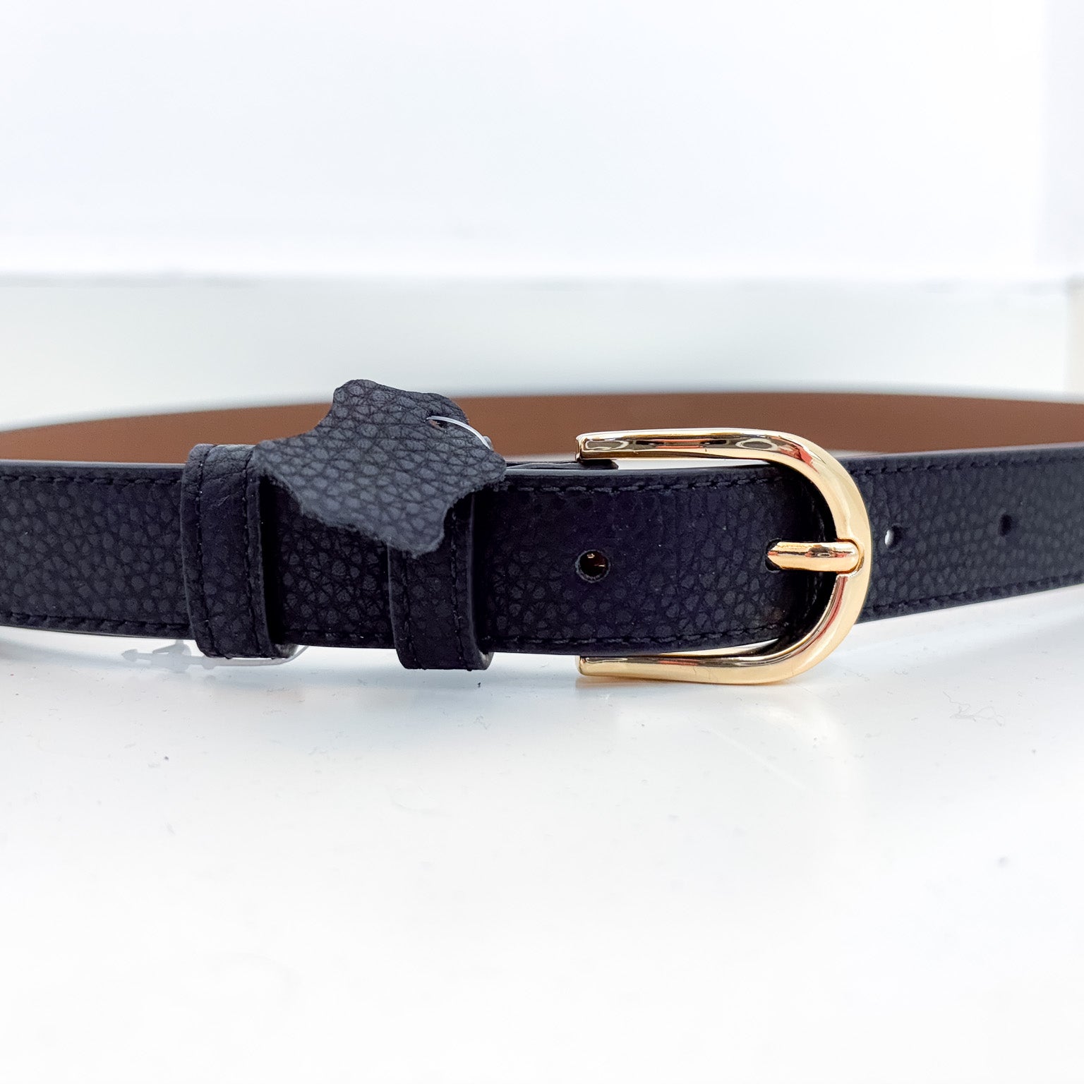 Ceinture noire fine en cuir de vachette