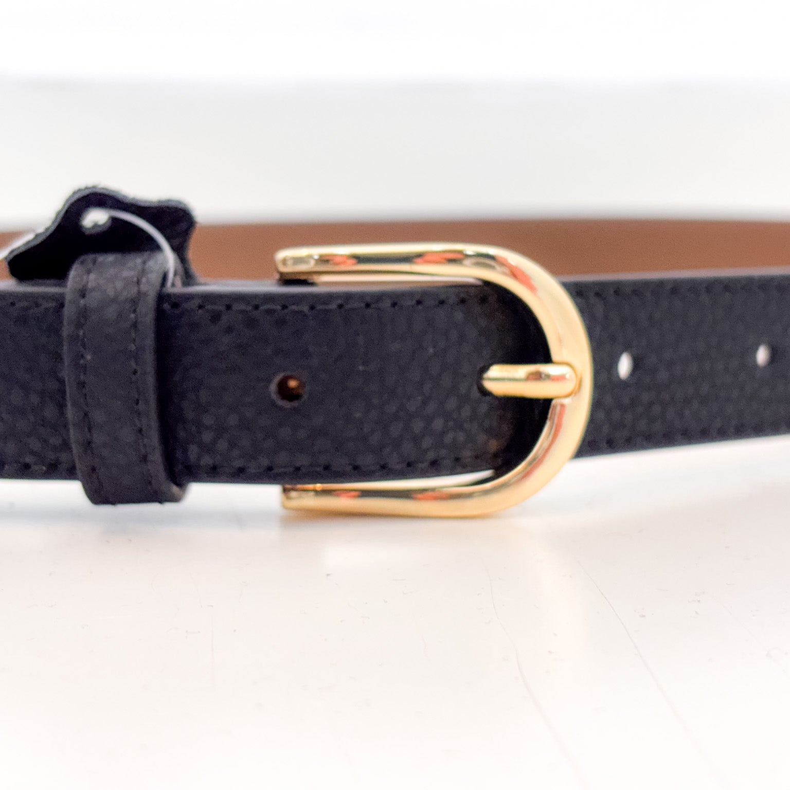 Ceinture noire fine en cuir de vachette