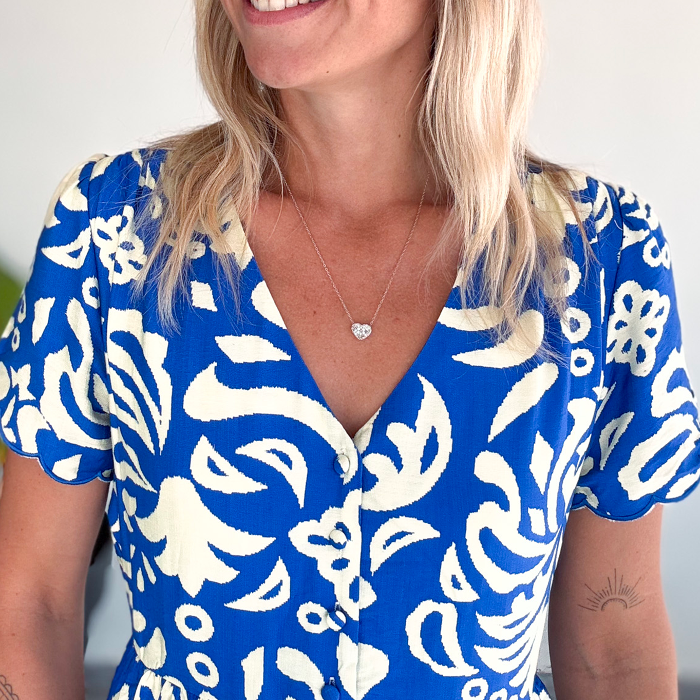 Robe courte bleue motifs écru