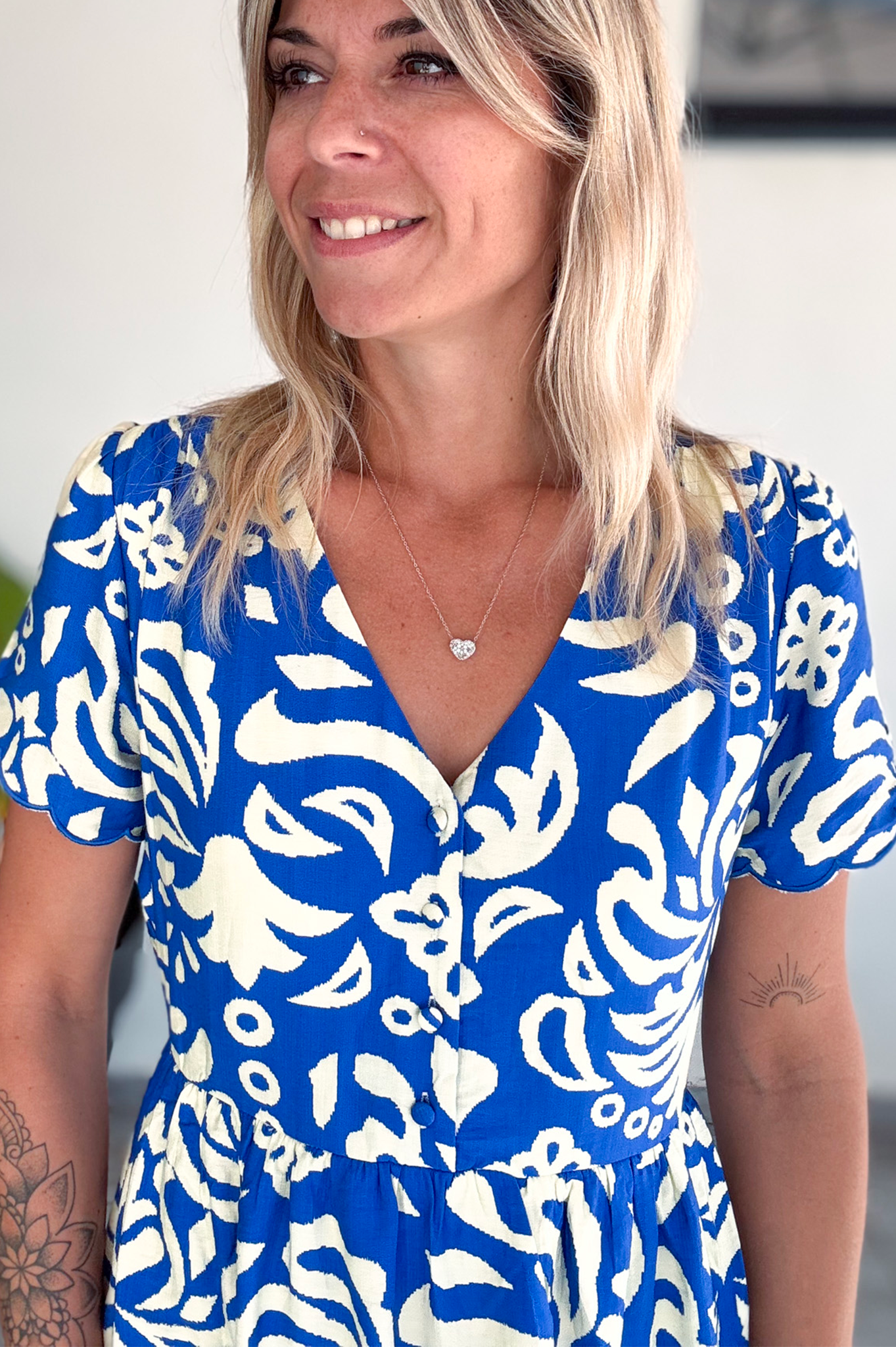 Robe courte bleue motifs écru